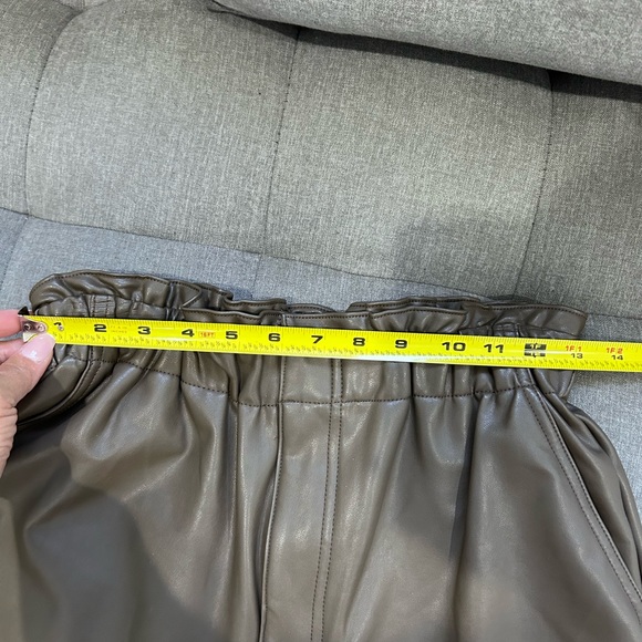 💥PRICE⬇️ 
ABERCROMBIE & FITCH • High Waisted Faux Leather Shorts•Olive Green •M - Picture 11 of 12